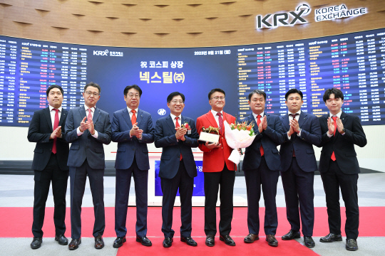 강성묵 하나증권 대표이사(왼쪽 네번째)와 홍성만 넥스틸 대표이사(왼쪽 다섯번째), 박병기 하나증권 기업금융본부장(왼쪽 세번째) 등 관계자가 넥스틸의 코스닥시장 상장기념식에서 기념 촬영하고 있다. 하나증권 제공.